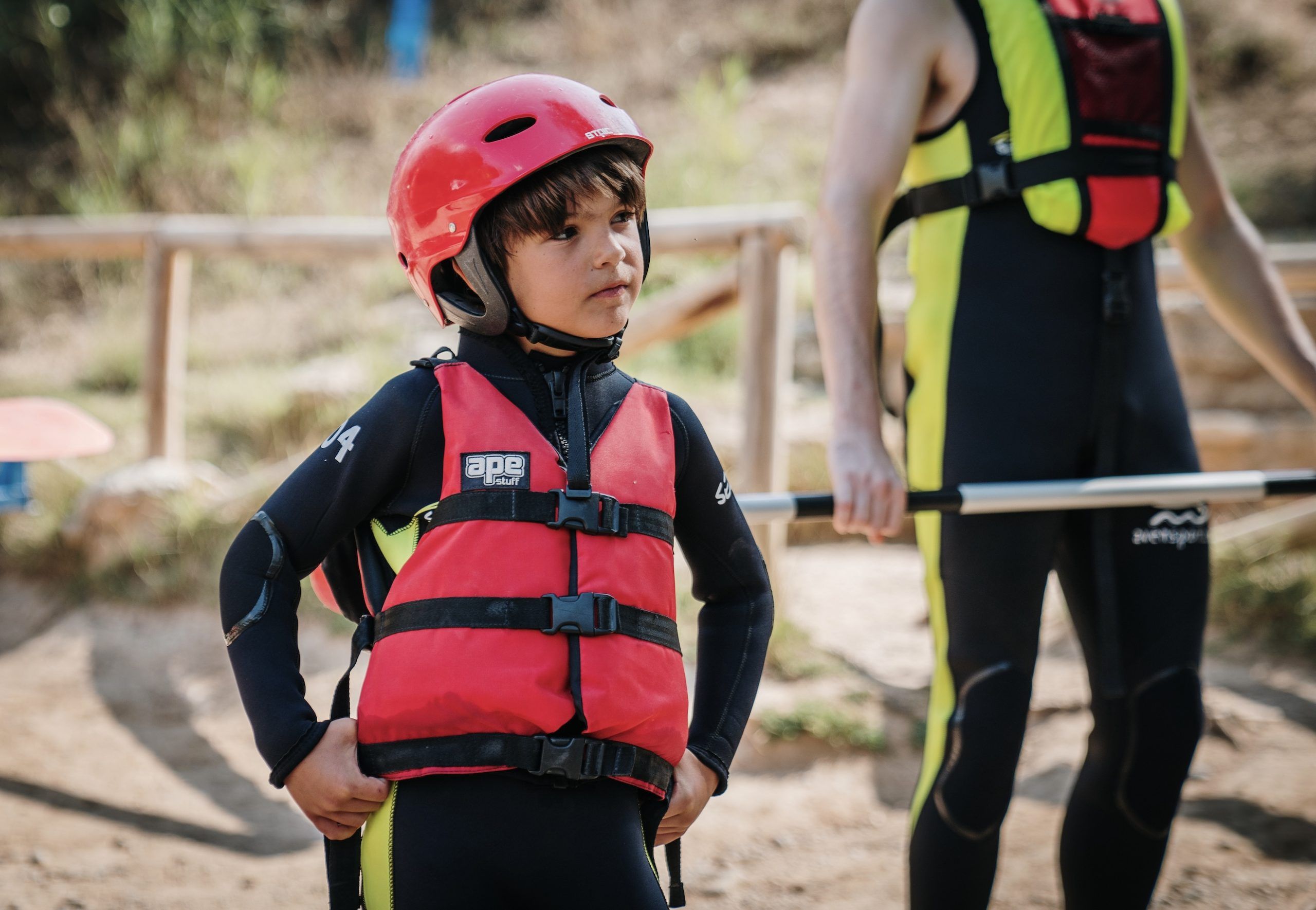 Familia haciendo rafting con niños en el Río Cabriel cerca de Valencia con Avensport