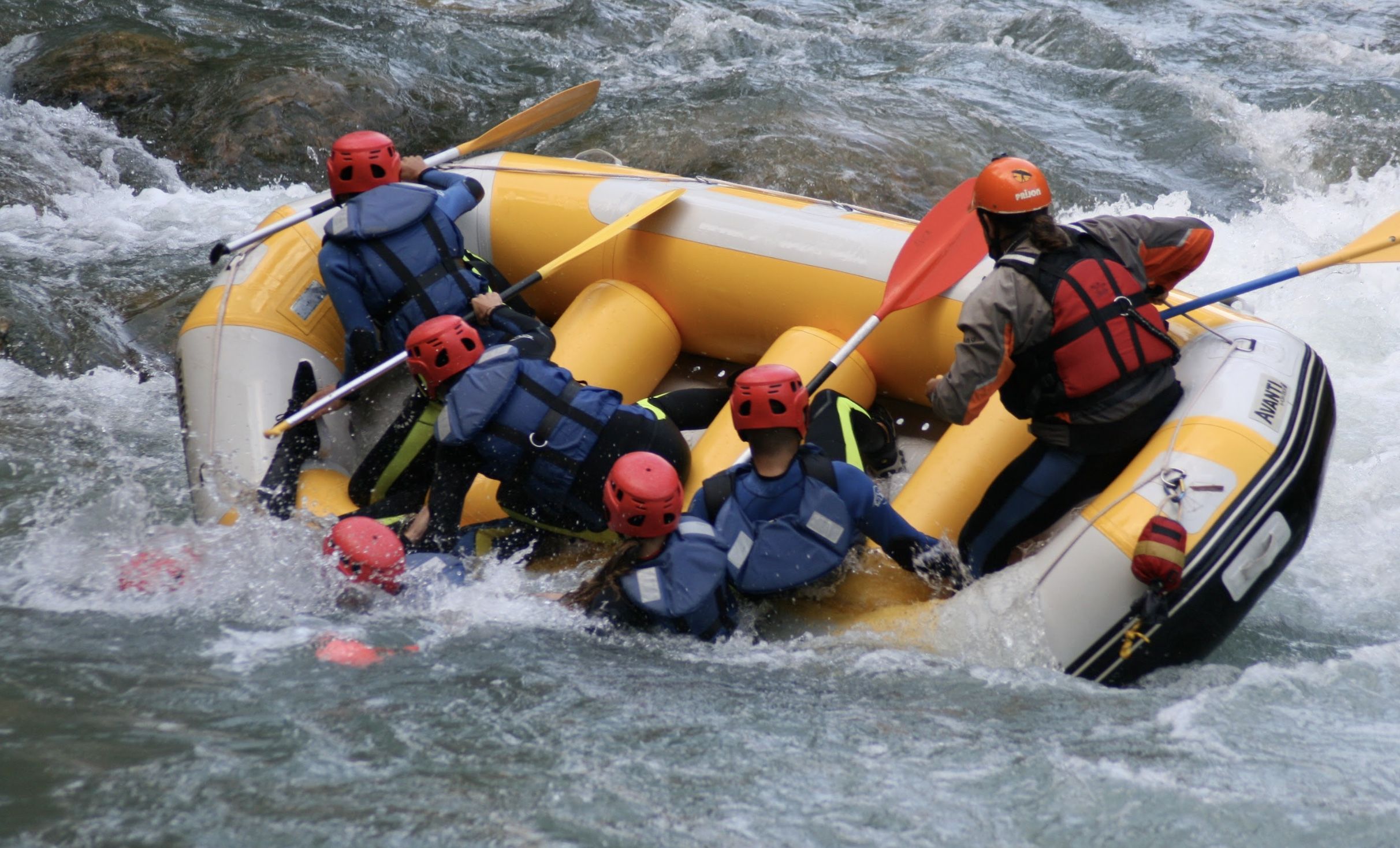 Grupo de amigos celebrando una despedida de soltero haciendo rafting en el Río Cabriel Valencia con Avensport