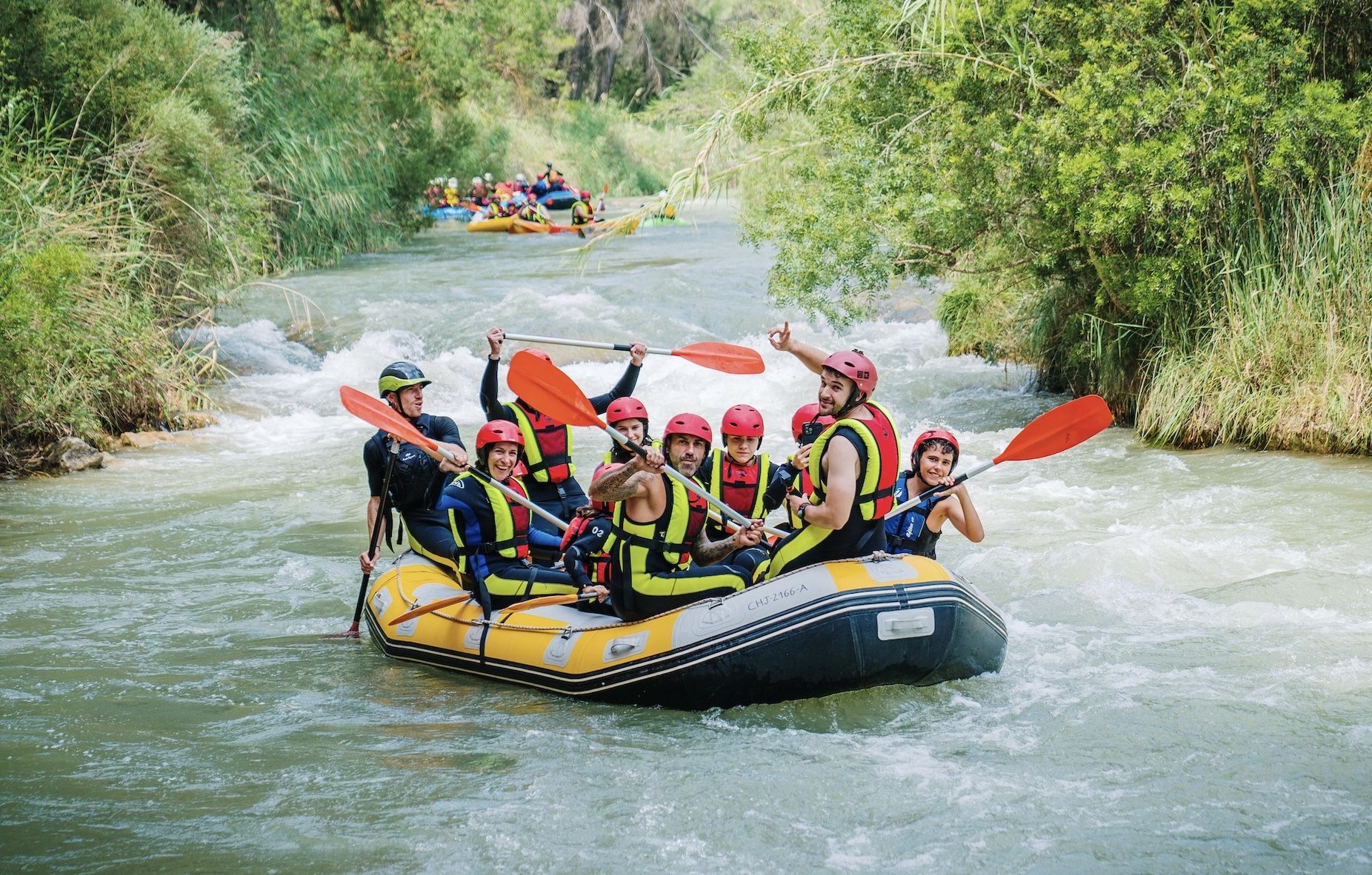 Escapada aventura fin de semana Valencia – Grupo haciendo rafting en el Río Cabriel con Avensport, Parque Natural de las Hoces del Cabriel, Venta del Moro